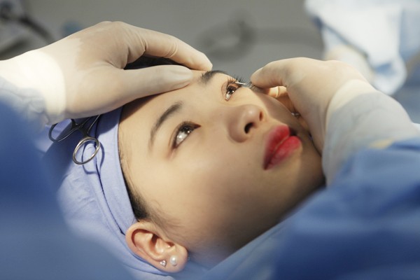 có nên phẫu thuật một mắt trước hay không